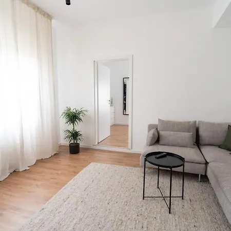 Naehe Stadtzentrum Mit Wohnzimmer Und Kueche